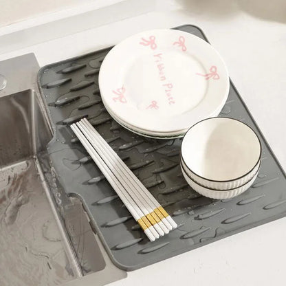 QuickDry™ - Sloped silicone mat for rapid water drainage